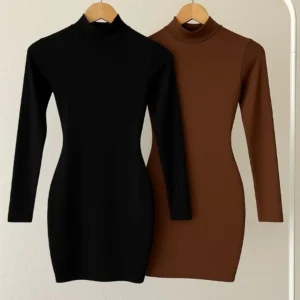 Modelo vestindo um vestido feminino curto com gola alta e manga longa na cor preta.